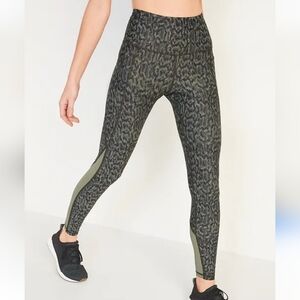 3/$30 OLD NAVY Elevate Snakeprint 7/8 leggings tights yoga pants